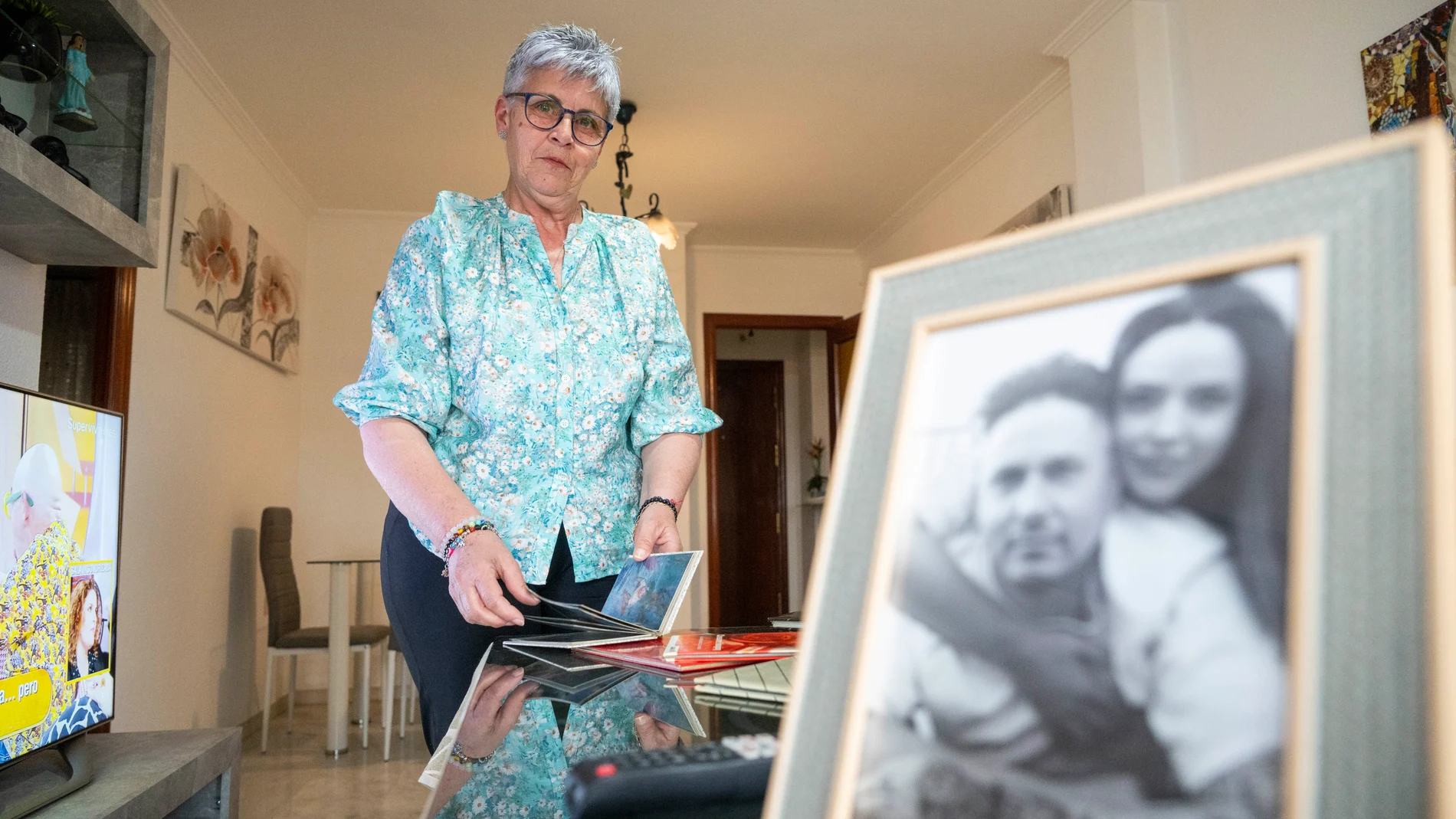 GRANADA, 14/04/2025.- María del Mar es una mujer de 61 años que ha logrado localizar a su hijo, ahora con 43 años, que presuntamente fue robado después de darlo a luz en un hospital de Irún (Guipúzcoa), un caso que fue archivado provisionalmente por la justicia y que pudo ser reabierto gracias a la Asociación Sevilla Bebés Robados. EFE/ Miguel Angel Molina