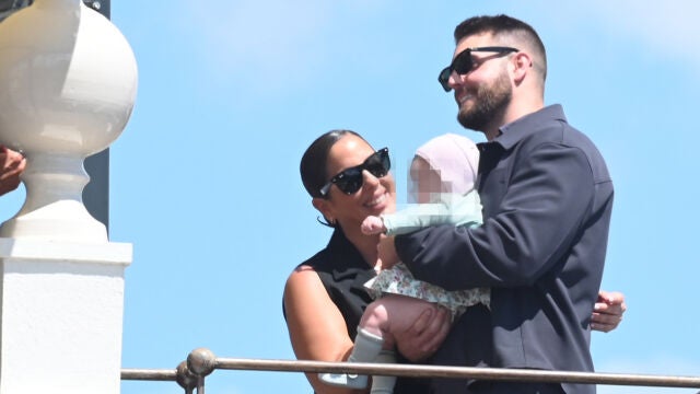 Anabel Pantoja y David Rodríguez con su hija en Sevilla