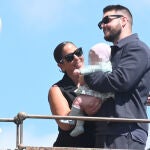 Anabel Pantoja y David Rodríguez con su hija en Sevilla