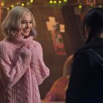 Las actrices Emma Myers y, de espaldas, Jenna Ortega