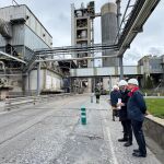 Nicanor Sen visita la planta de la firma Tudela Veguín en La Robla