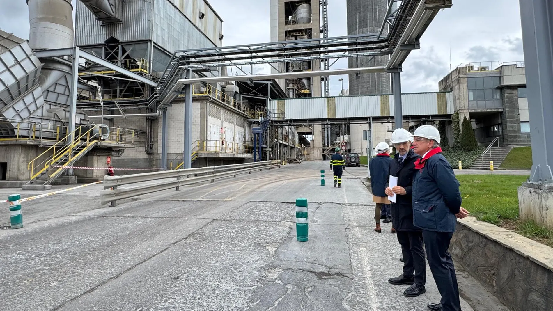 Nicanor Sen visita la planta de la firma Tudela Veguín en La Robla