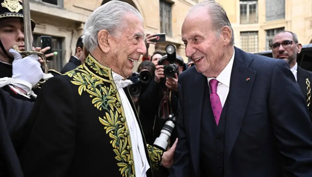 Mario Vargas Llosa y el Rey Juan Carlos I en París