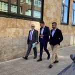 El abogado Antonio Vázquez y los expedientados Javier Montero y Agustín Leal