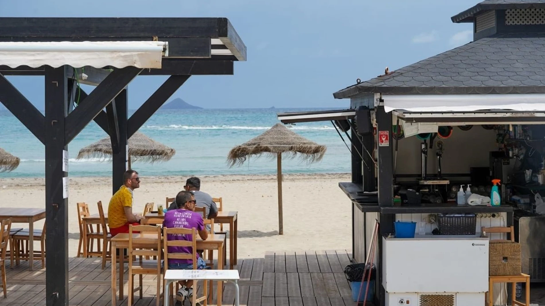 Chiringuito en una playa de Cartagena REMITIDA / HANDOUT por AYUNTAMIENTO DE CARTAGENA Fotografía remitida a medios de comunicación exclusivamente para ilustrar la noticia a la que hace referencia la imagen, y citando la procedencia de la imagen en la firma 14/04/2025