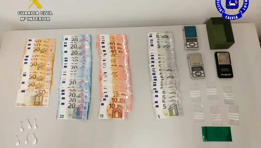 Dinero en efectivo y otros objetos incautados por los agentes