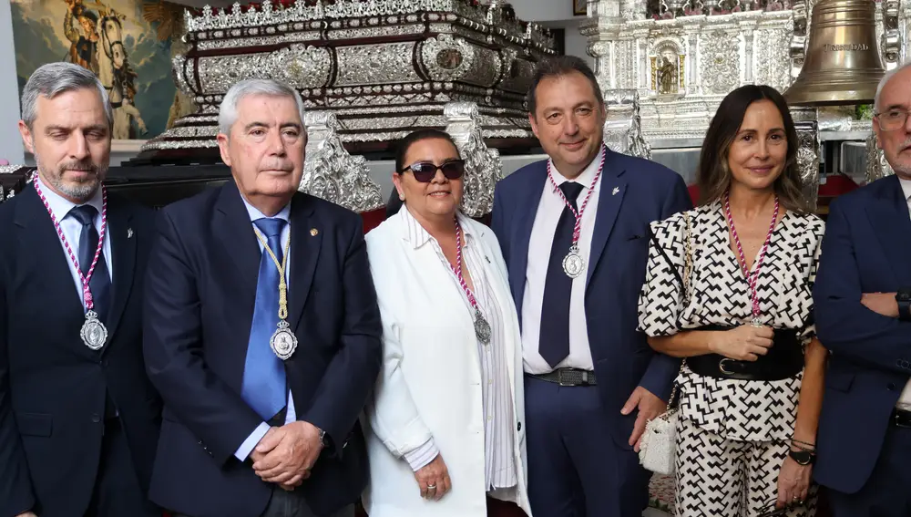 María del Monte junto a varios miembros de la Hermandad del Cautivo en Málaga