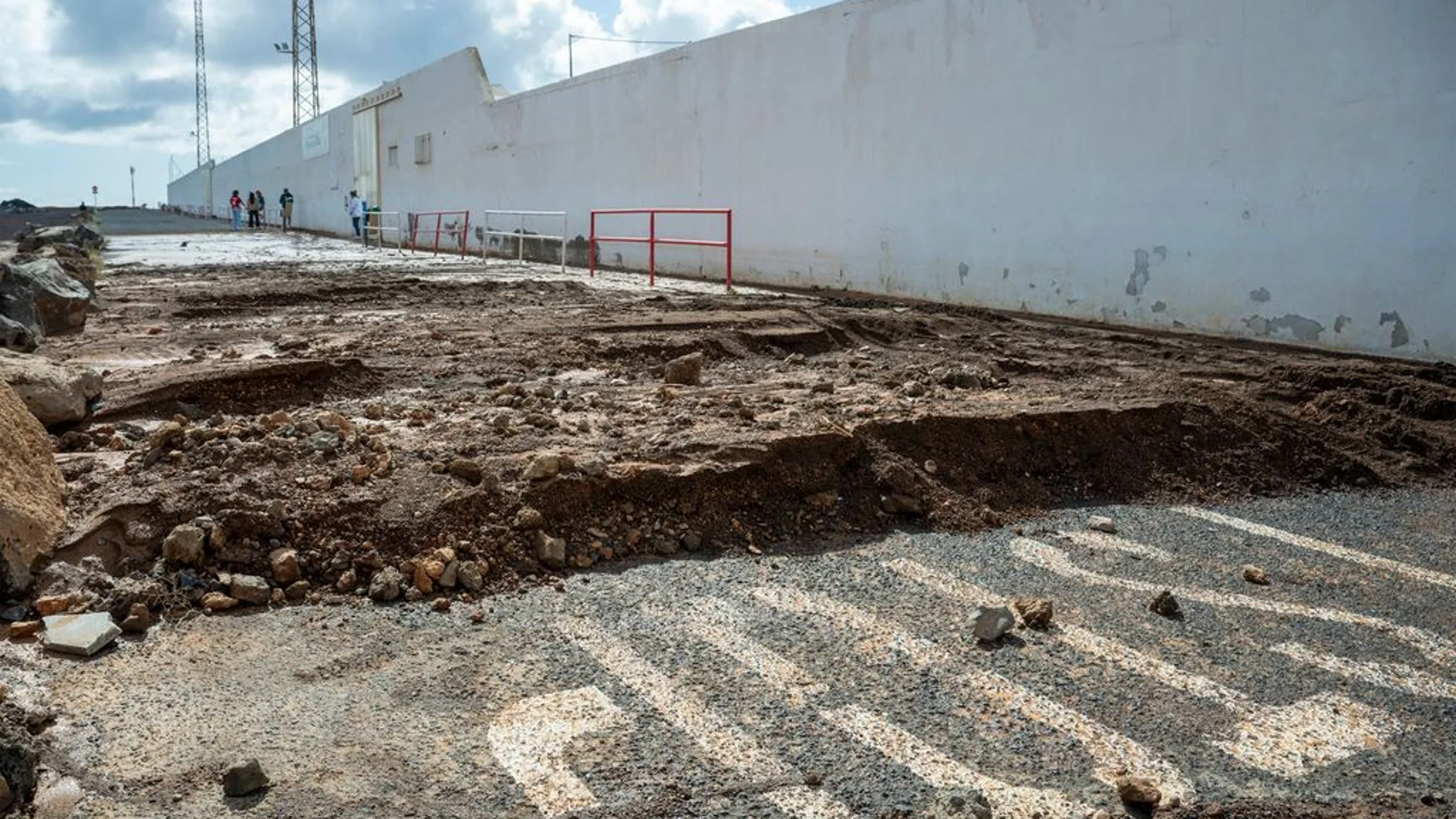 Lanzarote despierta bajo un manto de barro tras el azote de lluvias torrenciales