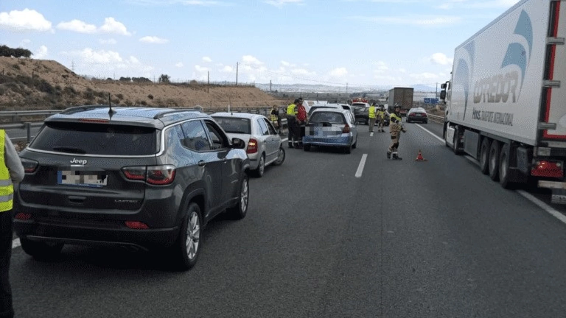 En el accidente se han visto implicados once vehículos REMITIDA / HANDOUT por BOMBEROS CEIS Fotografía remitida a medios de comunicación exclusivamente para ilustrar la noticia a la que hace referencia la imagen, y citando la procedencia de la imagen en la firma 14/04/2025