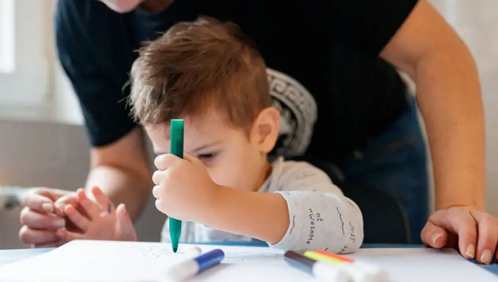 Niño zurdo con su padre