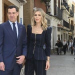Juanma Moreno y Manuela Villena en el Domingo de Ramos en Sevilla.