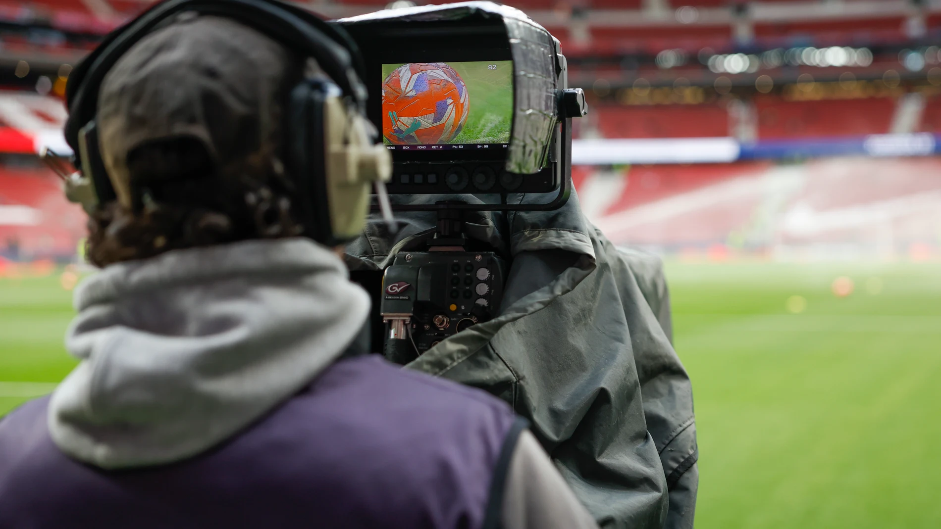 MADRID , 14/04/2025.- Un cámara este lunes en el Estadio Riyadh Air Metropolitano. La empresa de telecomunicaciones Host Broadcast Services (HBS) ha sido seleccionada por LaLiga para realizar la producción televisiva de LaLiga EA Sports (Primera división) y LaLiga Hypermotion (Segunda división) durante las próximas cinco temporadas, que actualmente están a cargo de Mediapro. EFE/ Mariscal