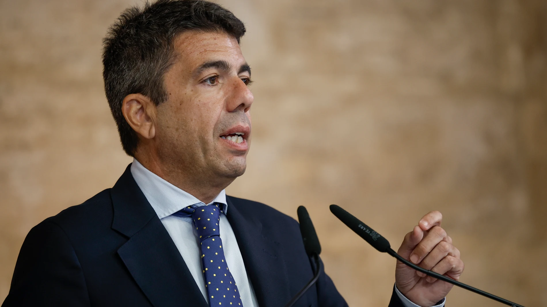 GRAFCVA7164. VALENCIA, 14/04/2025.- El president de la Generalitat, Carlos Mazón, realiza unas declaraciones tras la reunión mantenida este lunes con el consejero delegado de PowerCo, Andreas Rottmann, para analizar la evolución del proyecto de la gigafactoría de baterías de Sagunto del grupo Volkswagen. EFE/Biel Aliño