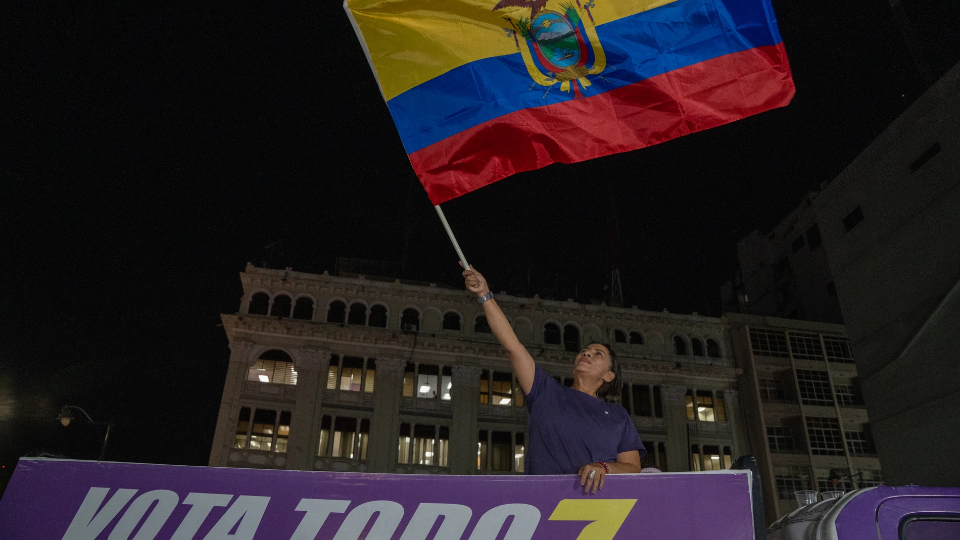 AME9390. GUAYAQUIL (ECUADOR), 13/04/2025.- Una persona sostiene una bandera de Ecuador este domingo, en Guayaquil (Ecuador). Noboa ha sido reelegido presidente de Ecuador con el 56,13 % de los votos, frente al 43,87 % de la correísta Luisa González, cuando ya se ha escrutado el 75,82 % de las actas, según datos del Consejo Nacional Electoral (CNE). EFE/ Mauricio Torres