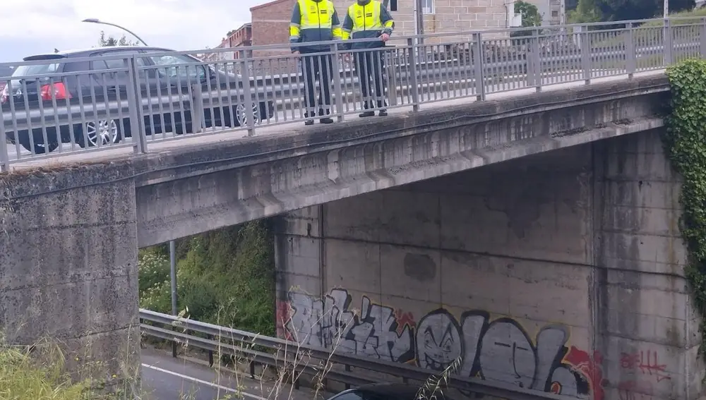 Dos agentes de la Guardia Civil impiden que una mujer se precipitase por un puente en San Cibrao das Viñas (Ourense)