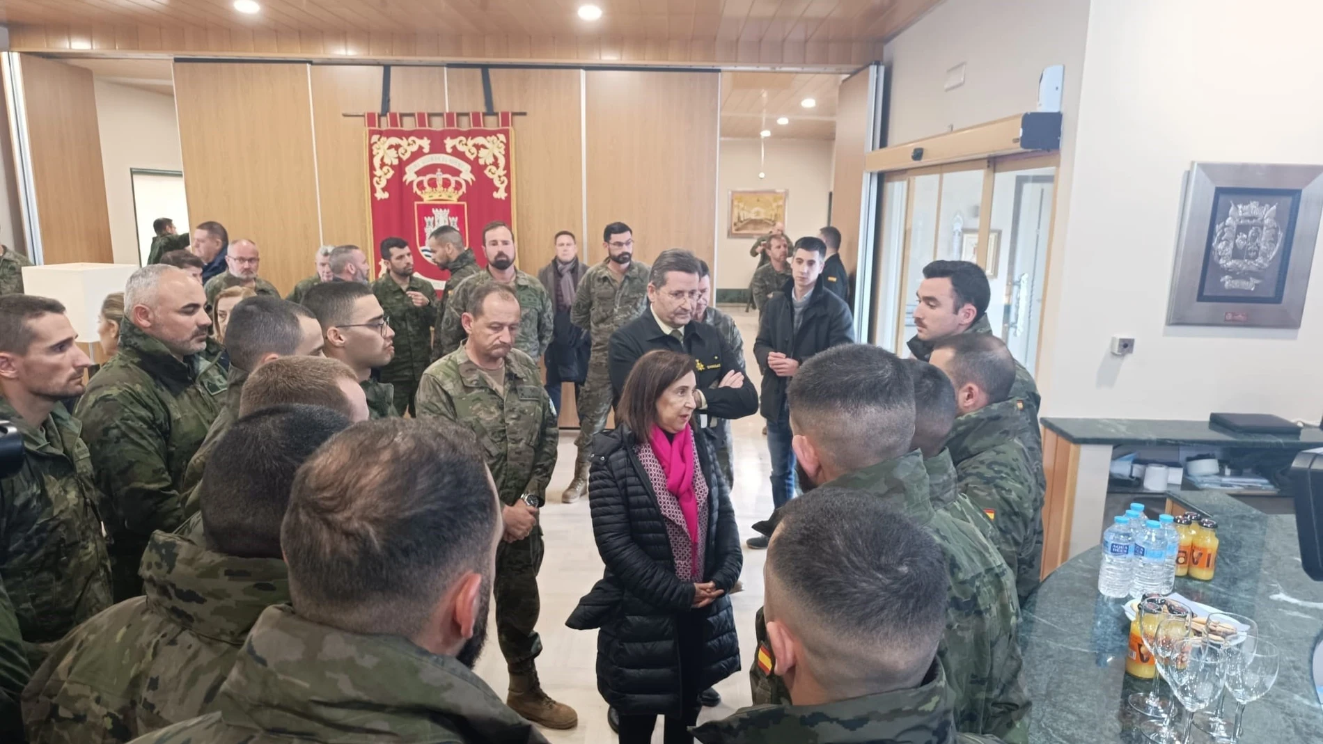 La ministra de Defensa, Margarita Robles, durante un encuentro con los compañeros de los militares fallecidos en Cerro Muriano
