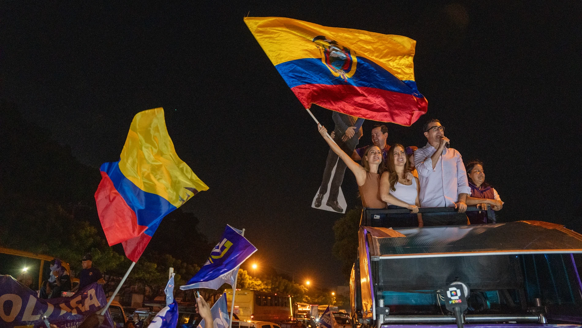 AME9386. GUAYAQUIL (ECUADOR), 13/04/2025.- Simpatizantes de Daniel Noboa celebran este domingo, en Guayaquil (Ecuador). Noboa ha sido reelegido presidente de Ecuador con el 56,13 % de los votos, frente al 43,87 % de la correísta Luisa González, cuando ya se ha escrutado el 75,82 % de las actas, según datos del Consejo Nacional Electoral (CNE). EFE/ Mauricio Torres