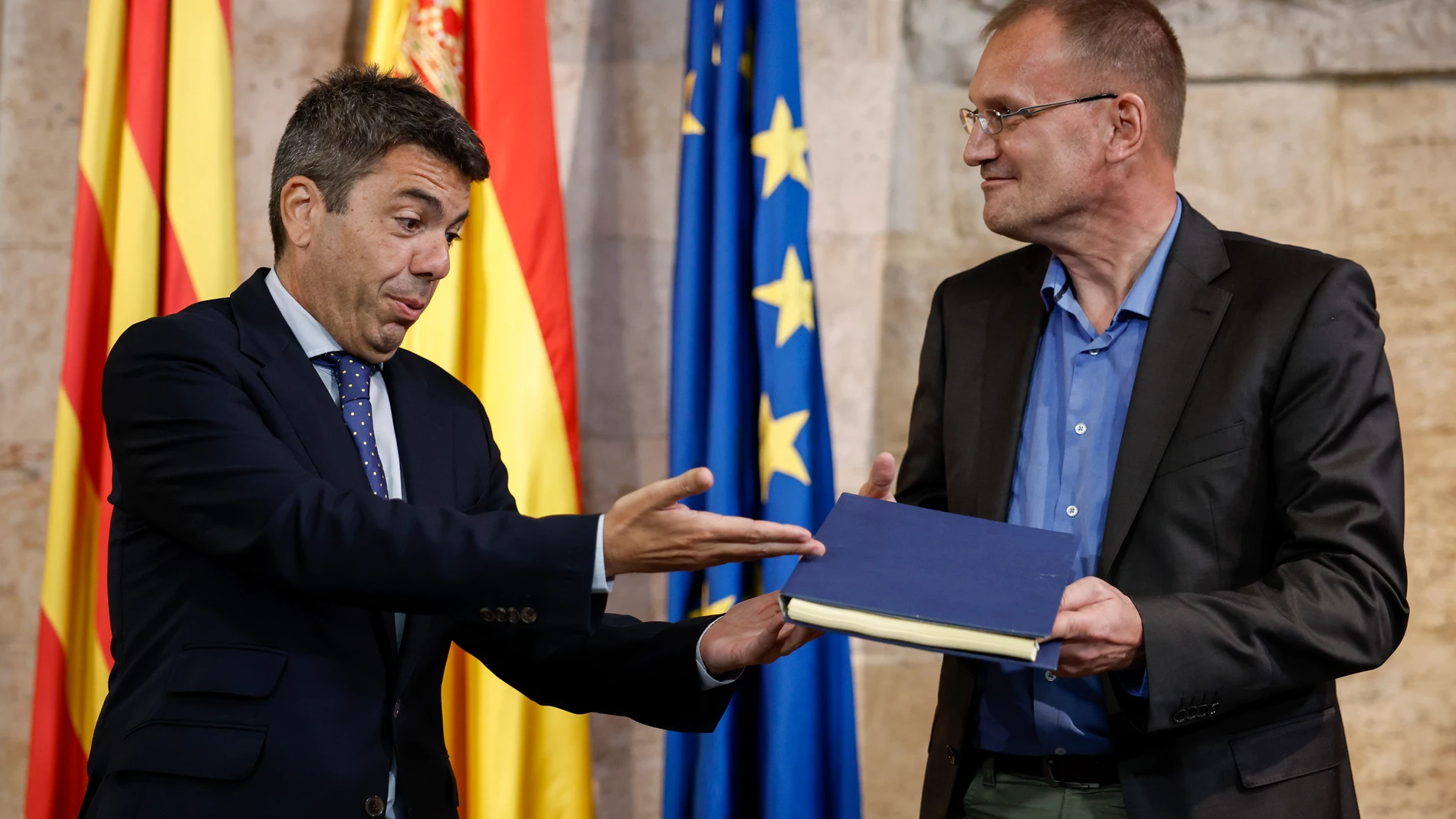 GRAFCVA7164. VALENCIA, 14/04/2025.- El president de la Generalitat, Carlos Mazón, hace entrega de la Autorización Ambiental Integrada al consejero delegado de PowerCo, Andreas Rottmann, durante la reunión mantenida este lunes para analizar la evolución del proyecto de la gigafactoría de baterías de Sagunto del grupo Volkswagen. EFE/Biel Aliño