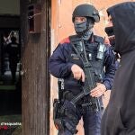 Agentes de los Mossos d'Esquadra en una entrada y registro en una casa de Vilanova del Camí (Barcelona) que se usaban como punto de venta de cocaína