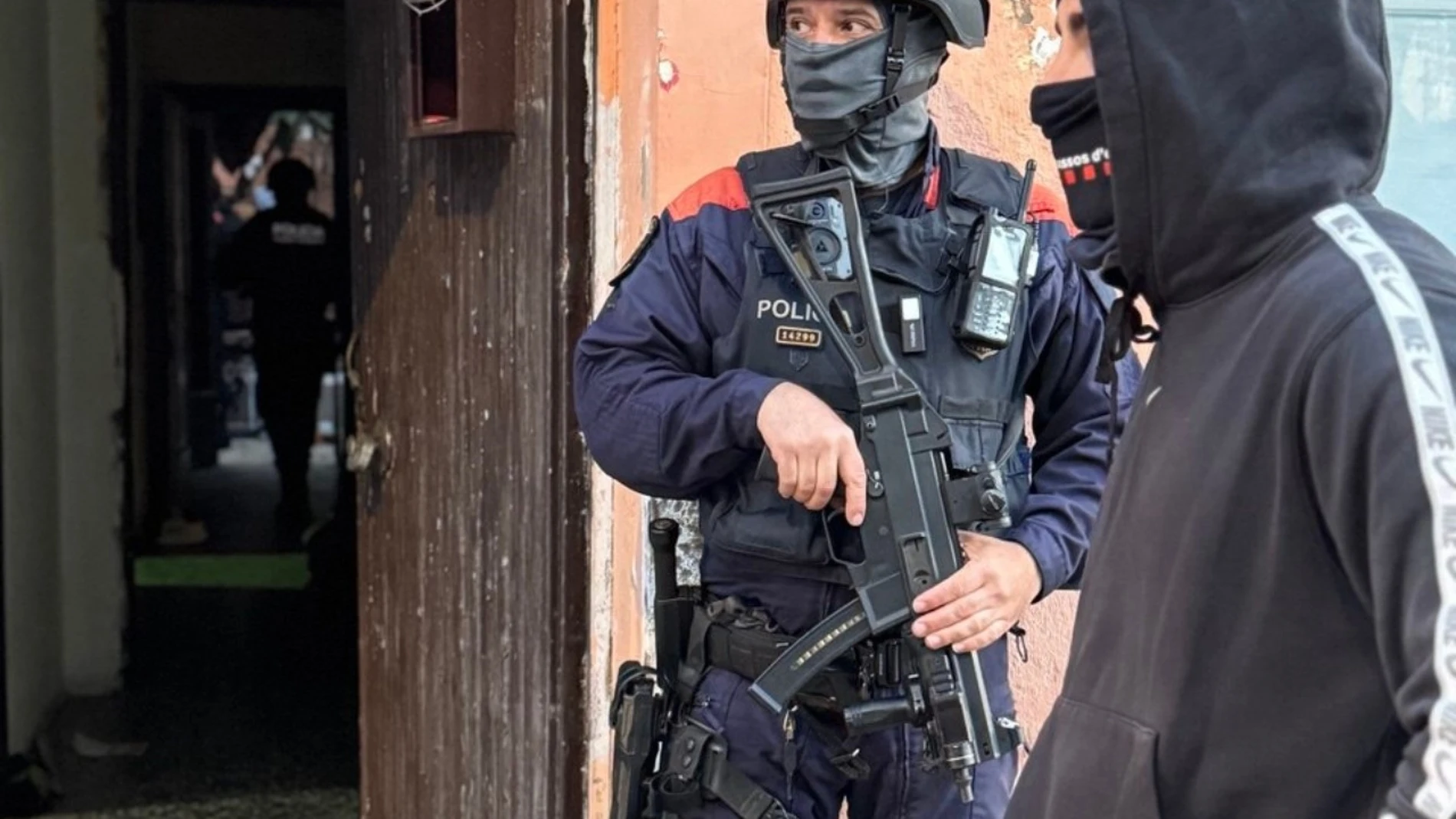 Agentes de los Mossos d'Esquadra en una entrada y registro en una casa de Vilanova del Camí (Barcelona) que se usaban como punto de venta de cocaína REMITIDA / HANDOUT por Mossos d'Esquadra Fotografía remitida a medios de comunicación exclusivamente para ilustrar la noticia a la que hace referencia la imagen, y citando la procedencia de la imagen en la firma 14/04/2025