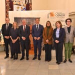 Foto de familia de la consejera Rocío Lucas y el alcalde Carlos García Carbayo con los firmantes del acuerdo