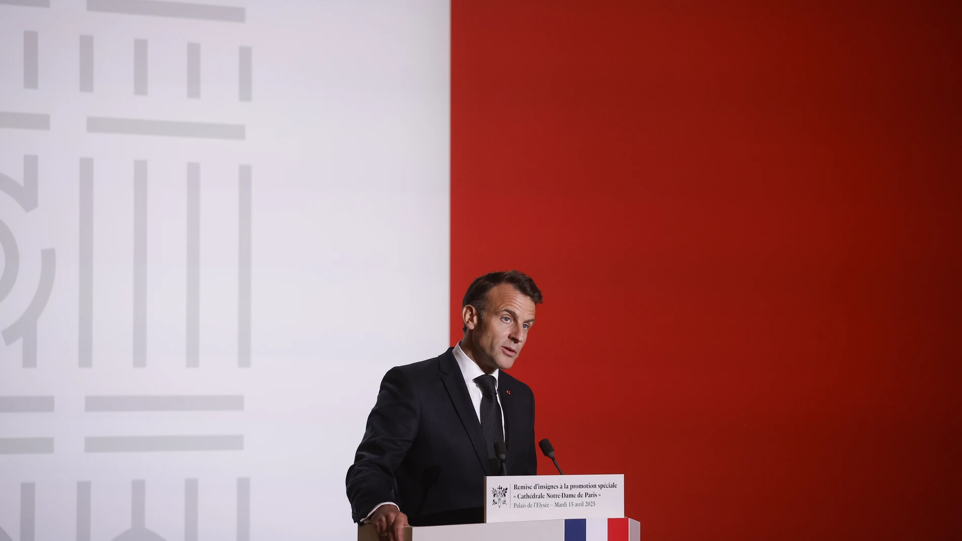 Paris (France), 15/04/2025.- French President Emmanuel Macron speaks during a collective decoration ceremony in honor of those who contributed to the restoration of Notre-Dame Cathedral at the Elysee Palace in Paris, France, 15 April 2025. The Notre Dame de Paris Cathedral reopened on 07 December 2024 after nearly six years of renovation work following its destruction by a fire on 15 April 2019. (Francia) EFE/EPA/YOAN VALAT / POOL