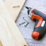 Ideal para casa, bricolaje y hasta montar muebles de IKEA: este atornillador Casals cuesta solo 21 euros