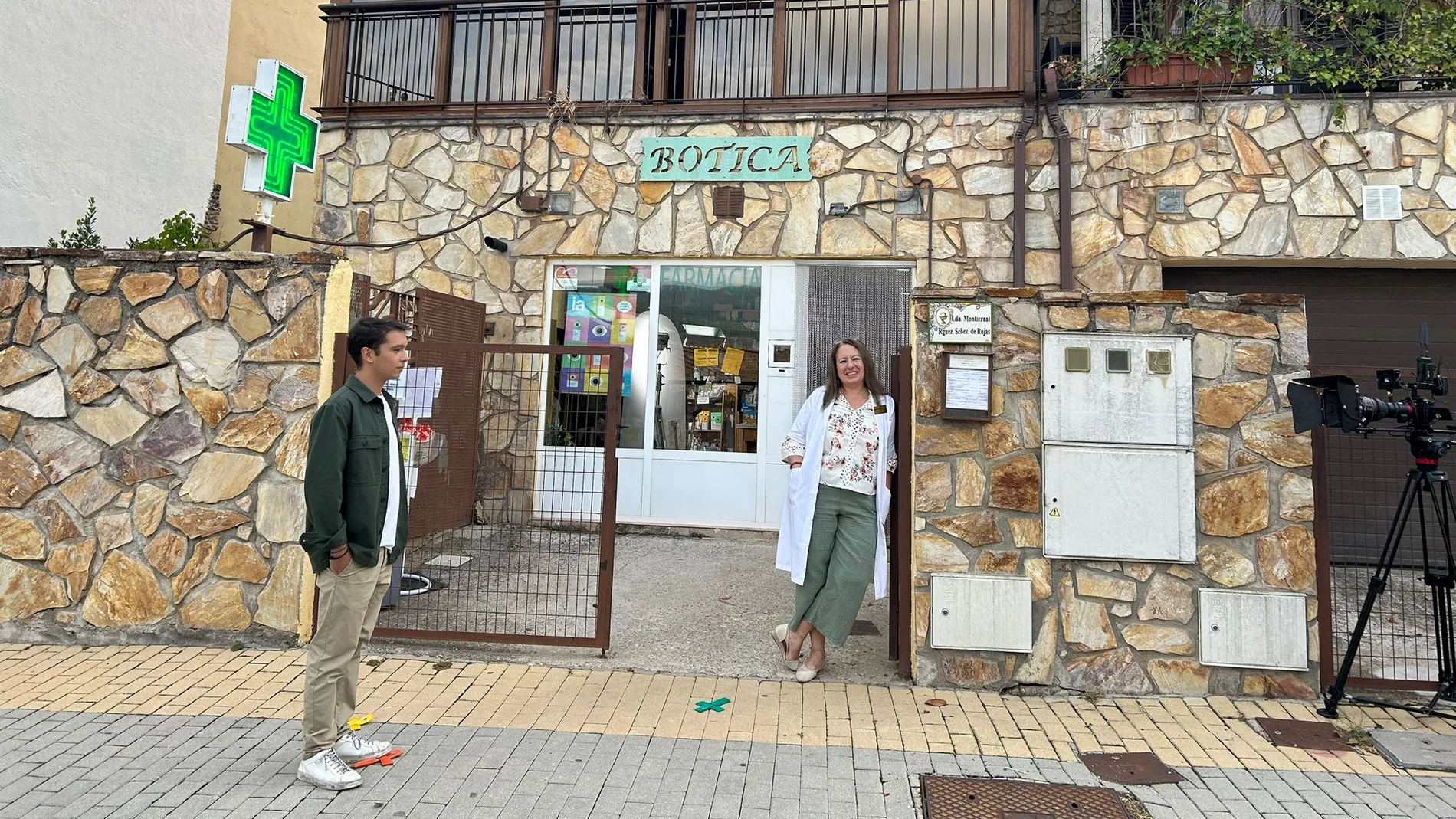 Una farmacéutica para 460 vecinos: «A veces, lo que más necesitan mis clientes es la compañía»