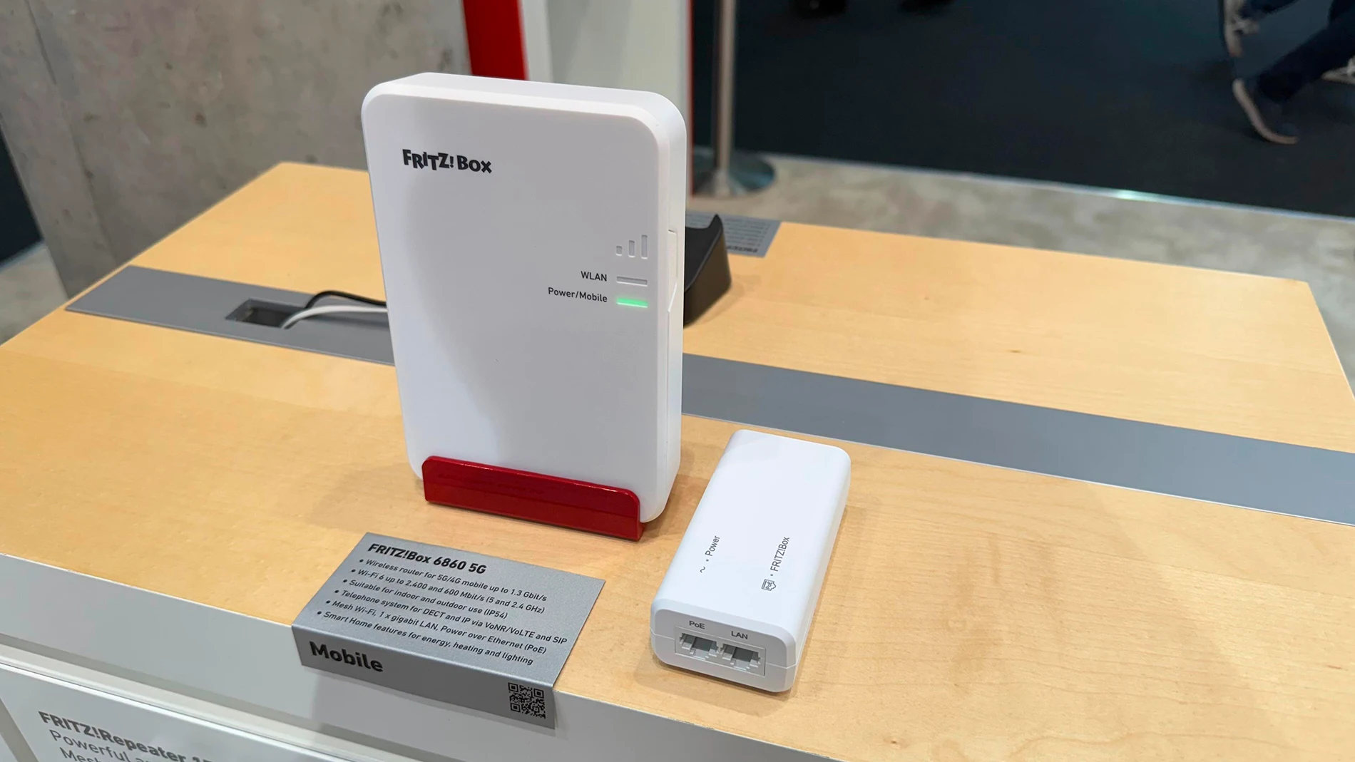 En nuestra visita al MWC 2025 pudimos ver de primera mano el nuevo FRTIZ!Box 6860 5G