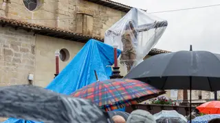 SUSPENDIDA LA PROCESIÓN DEL SANTO ROSARIO DEL DOLOR EN LOGROÑO POR LA LLUVIA LOGROÑO, 15/04/2025.- La procesión del Santo Rosario del Dolor, programada para las 20.00 horas de este Martes Santo, en Logroño, se ha suspendido por la lluvia. Esta procesión, cuyo paso, el de Nuestra Señora del Rosario, portan una veintena de mujeres, se ha suspendido por el valor de las tallas que se procesionan y por razones de seguridad, debido las inclemencias climatológicas. EFE/Raquel Manzanares