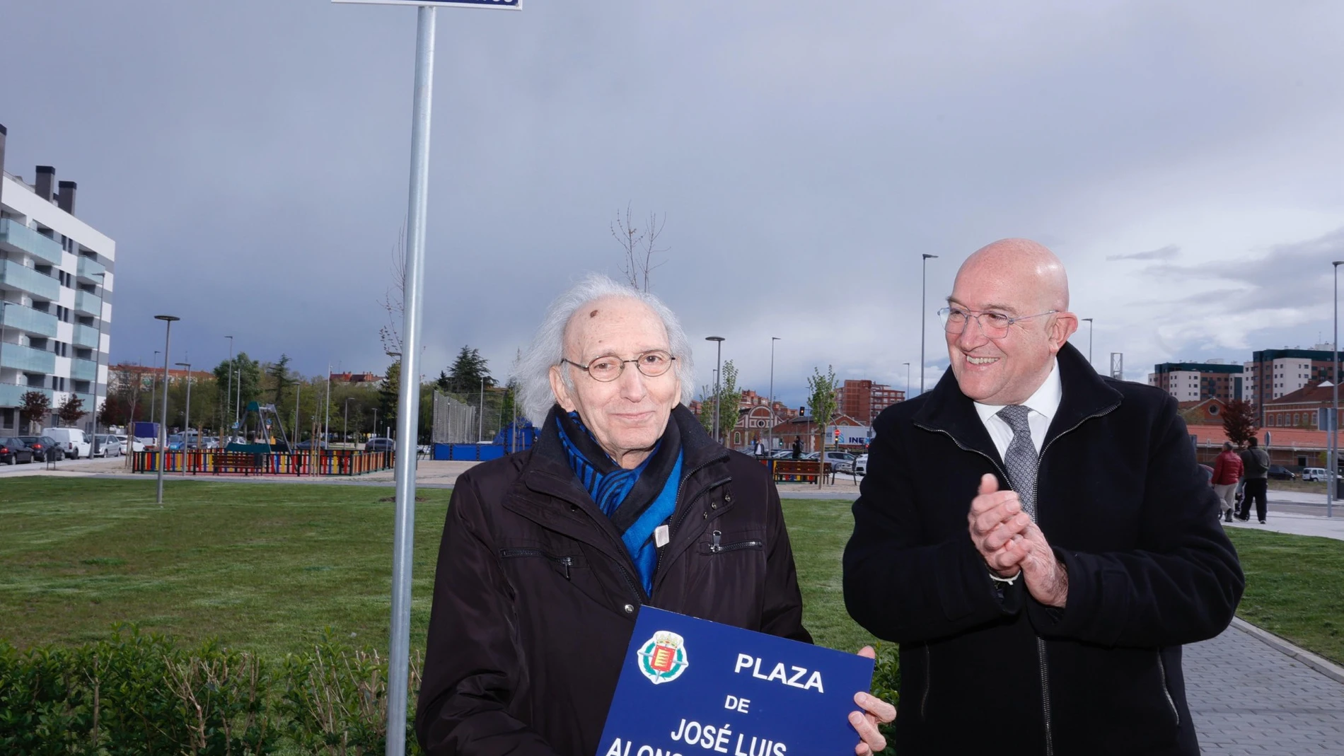 El alcalde de Valladolid, Jesús Julio Carnero; y el José Luis Alonso de Santos inauguran la nueva plaza que llevará el nombre del dramaturgo