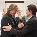 Mañueco saluda al nuevo líder sociaslista, Carlos Martínez, a su llegada a la reunión