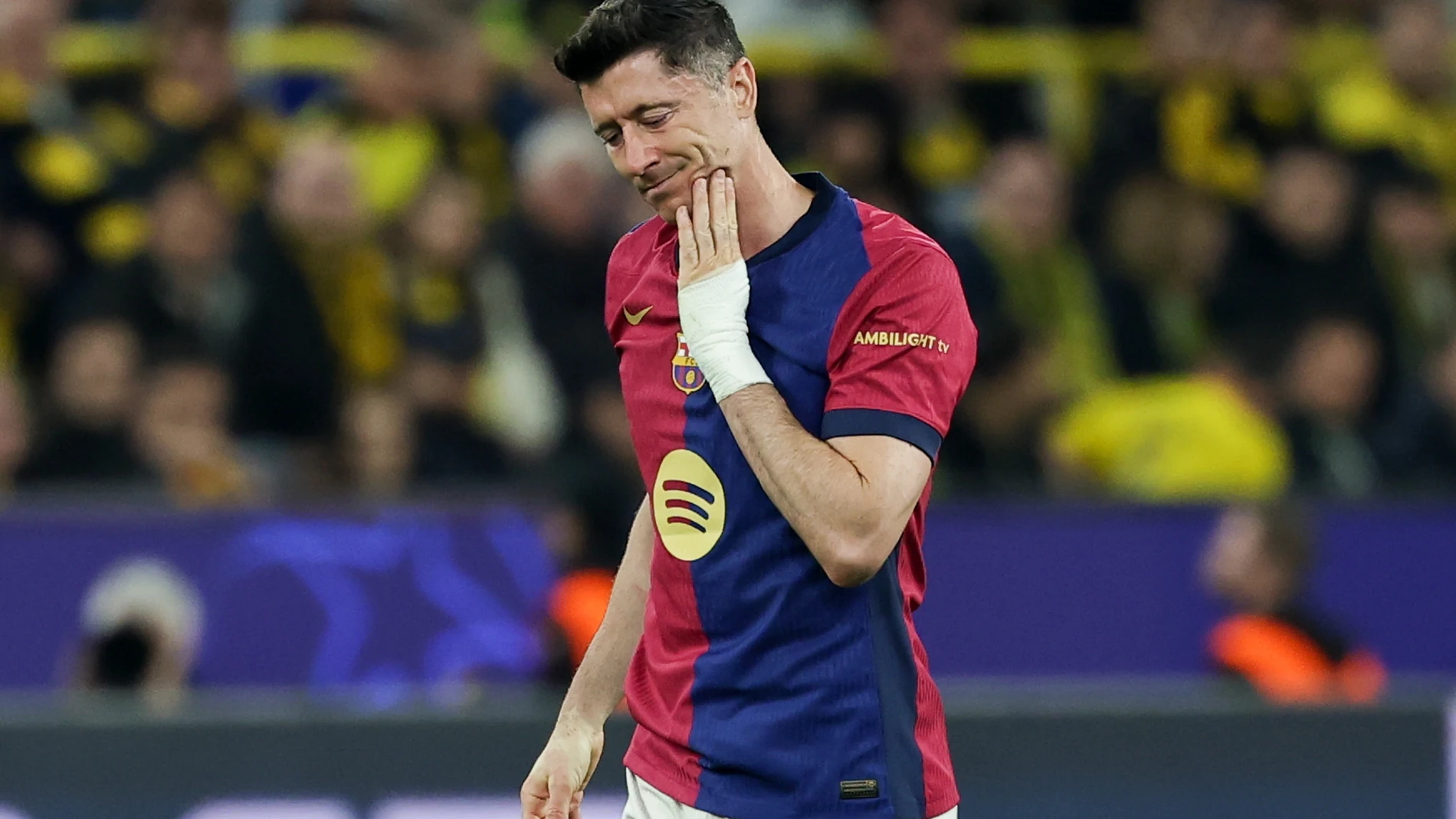 Dortmund (Germany), 15/04/2025.- Robert Lewandowski of Barcelona holds his chin during the UEFA Champions League quarter-finals, 2nd leg soccer match between Borussia Dortmund and FC Barcelona, in Dortmund, Germany, 15 April 2025. (Liga de Campeones, Alemania) EFE/EPA/FRIEDEMANN VOGEL