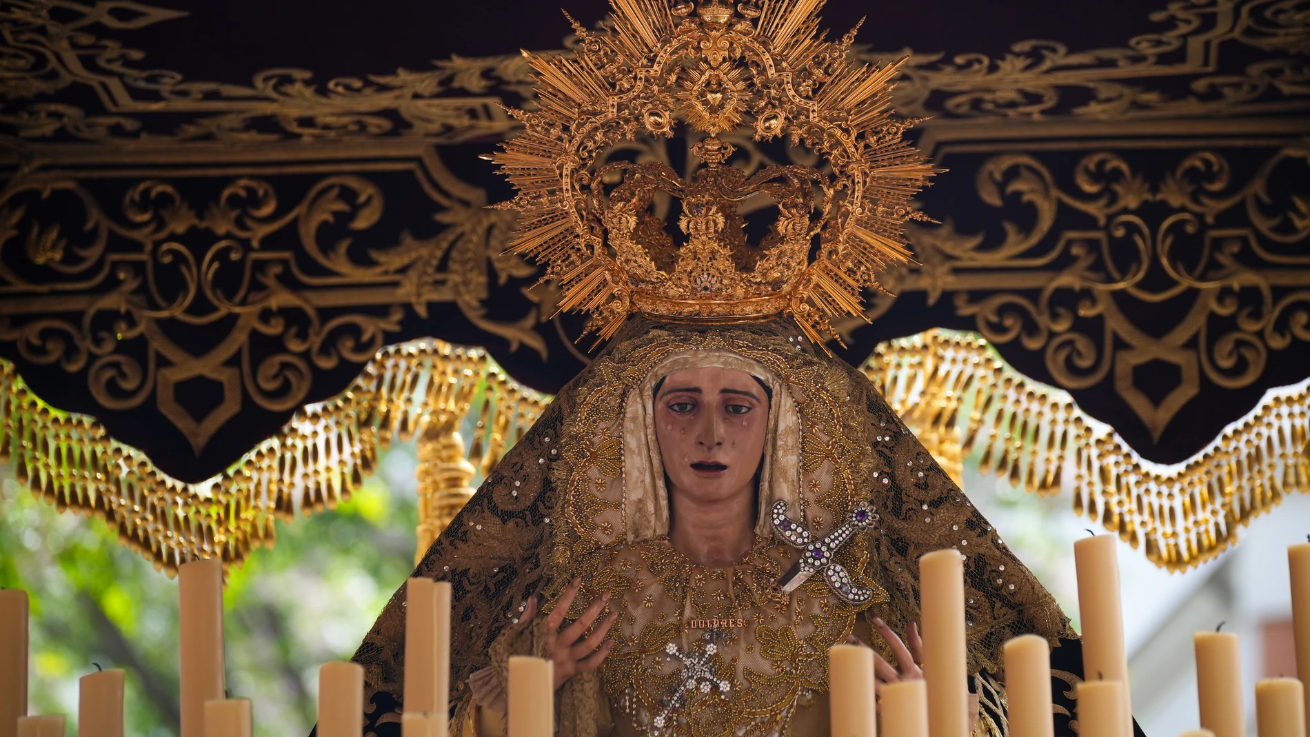 Imágenes de la Hermandad del Cerro del Águila que hace estación de penitencia este Martes Santo. A 15 de abril de 2025, en Sevilla (Andalucía, España). La Semana Santa es una de las celebraciones más importantes para los católicos, y en Sevilla adquiere una dimensión especial. Durante más de una semana, la ciudad se transforma: cerca de sesenta cofradías recorren sus calles entre el Viernes de Dolores y el Domingo de Resurrección, acompañadas por miles de nazarenos, costaleros, músicos y devo...