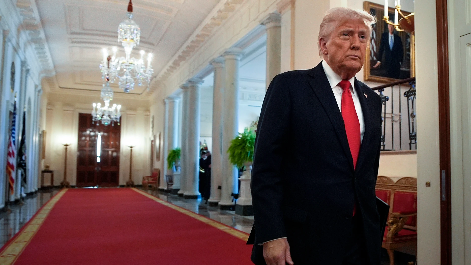 WASHINGTON (United States), 15/04/2025.- US President Donald Trump arrives at a Commander-in-Chief Trophy Presentation to the Navy Midshipmen - the United States Naval Academy, in the East Room at the White House in Washington, DC, USA, on 15 April 2025. (Estados Unidos) EFE/EPA/Yuri Gripas / POOL