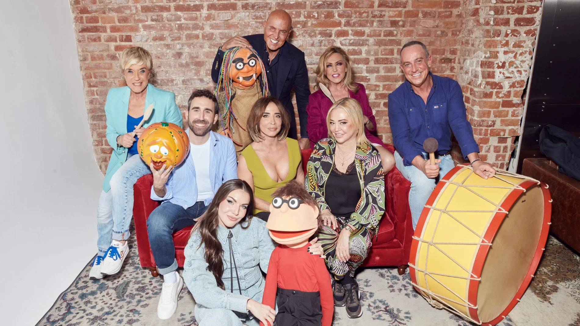 TVE tira la casa por la ventana para presentar a "La familia de la tele"