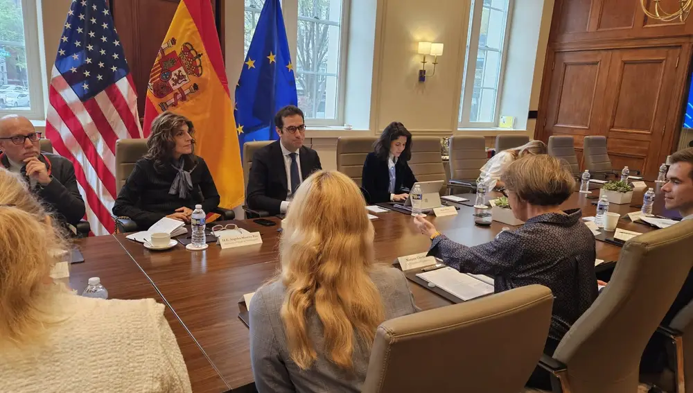 El ministro de Economía, Comercio y Empresa, Carlos Cuerpo, mantiene una reunión con empresarios estadunidenses, en la Cámara de Comercio de Estados Unidos, en Washington.