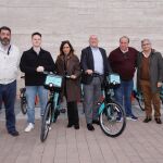 El alcalde de Valladolid, Jesús Julio Carnero; y la alcaldesa de Santovenia de Pisuerga,Maria Antonia López Sáenz de Santamaria, inauguran el nuevo servicio BIKI 