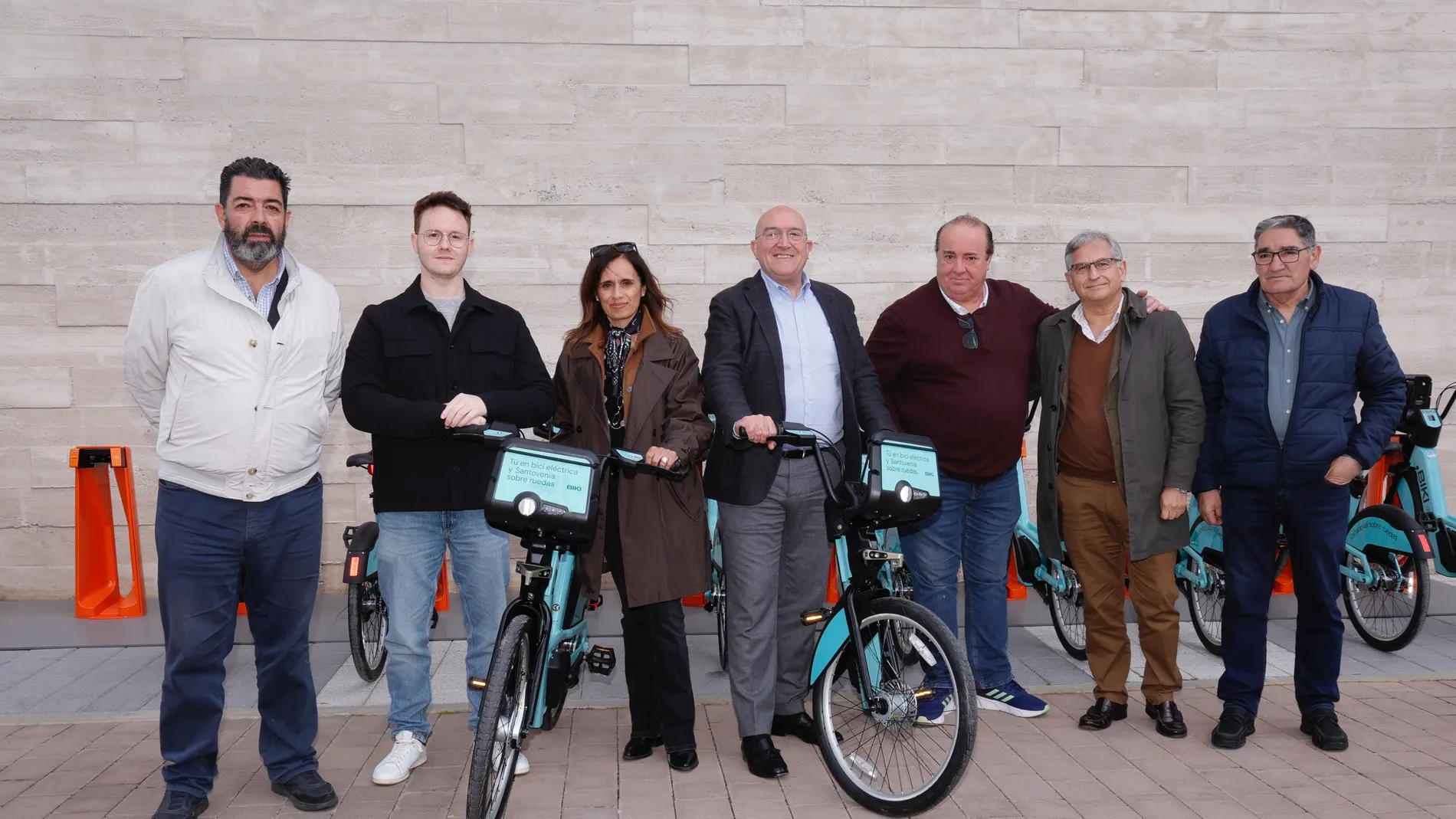 El alcalde de Valladolid, Jesús Julio Carnero; y la alcaldesa de Santovenia de Pisuerga,Maria Antonia López Sáenz de Santamaria, inauguran el nuevo servicio BIKI