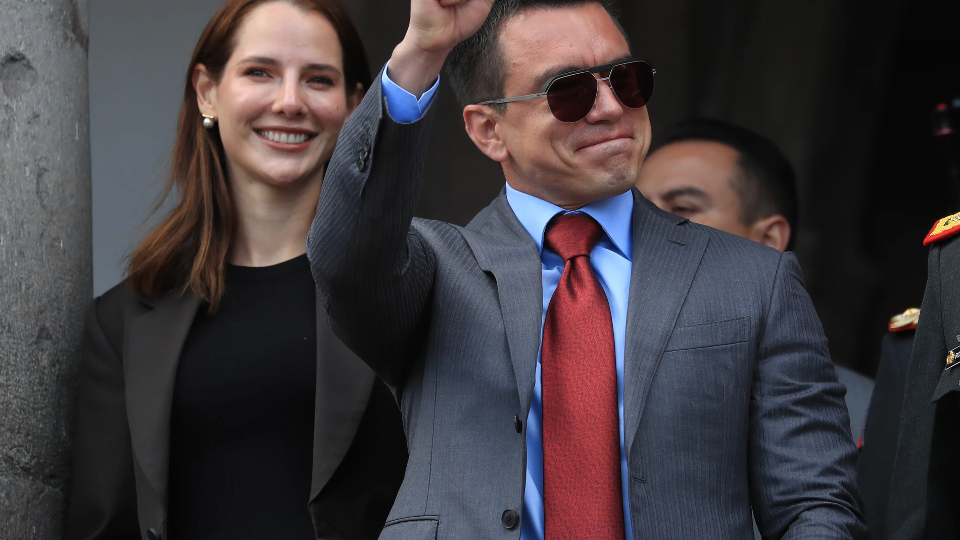 QUI01. QUITO (ECUADOR) 15/04/2025.- El presidente de Ecuador, Daniel Noboa, y su esposa Lavinia Valbonesi, saludan desde el Palacio de Gobierno este martes, durante el tradicional Relevo de Cambio de Guardia Presidencial, en Quito (Ecuador). EFE/ José Jácome