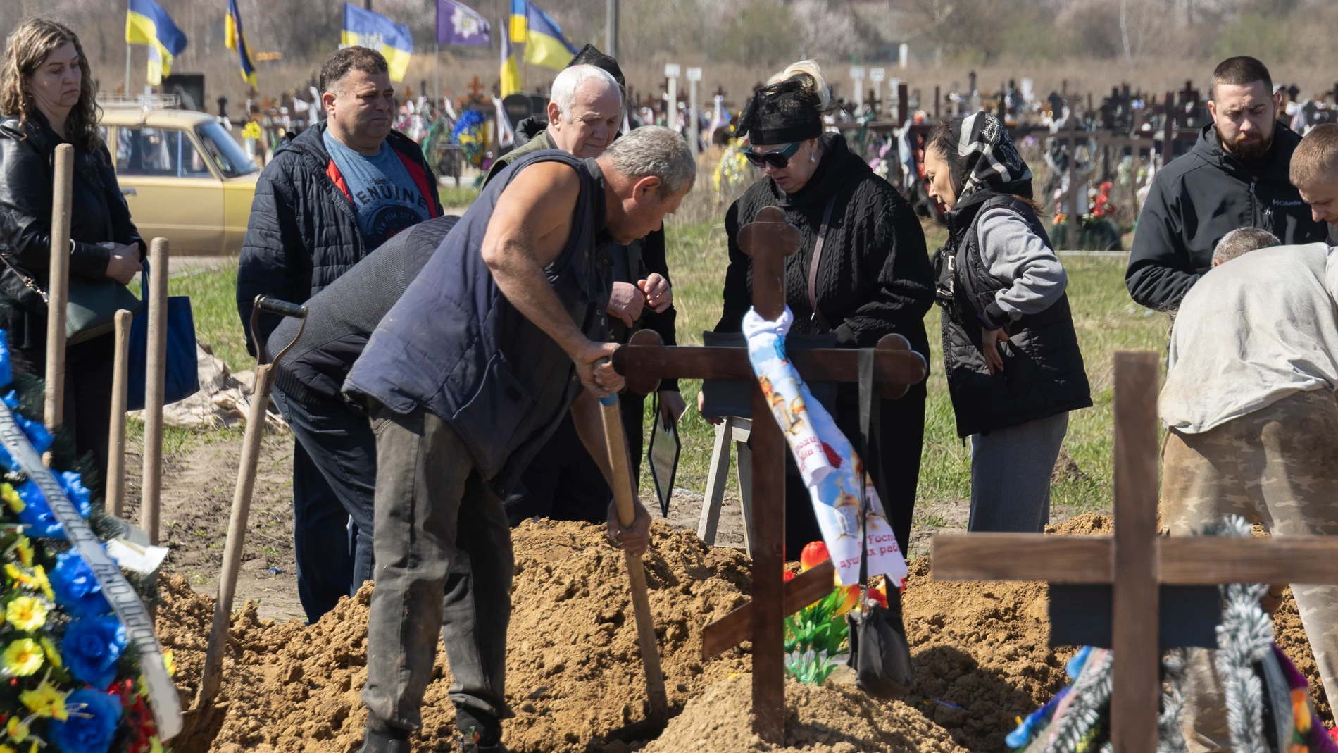 SUMY (Ukraine), 15/04/2025.- Relatives and friends of a woman named Nina, who died following a missile strike, attend her funeral ceremony in a cemetery in Sumy, Ukraine, 15 April 2025, amid the ongoing Russian invasion. According to a report by the State Emergency Service, 35 people were killed, including 2 children, and at least 129 people were injured after two Russian rockets struck downtown Sumy on the morning of 13 April 2025. (Rusia, Ucrania) EFE/EPA/SERGEY KOZLOV