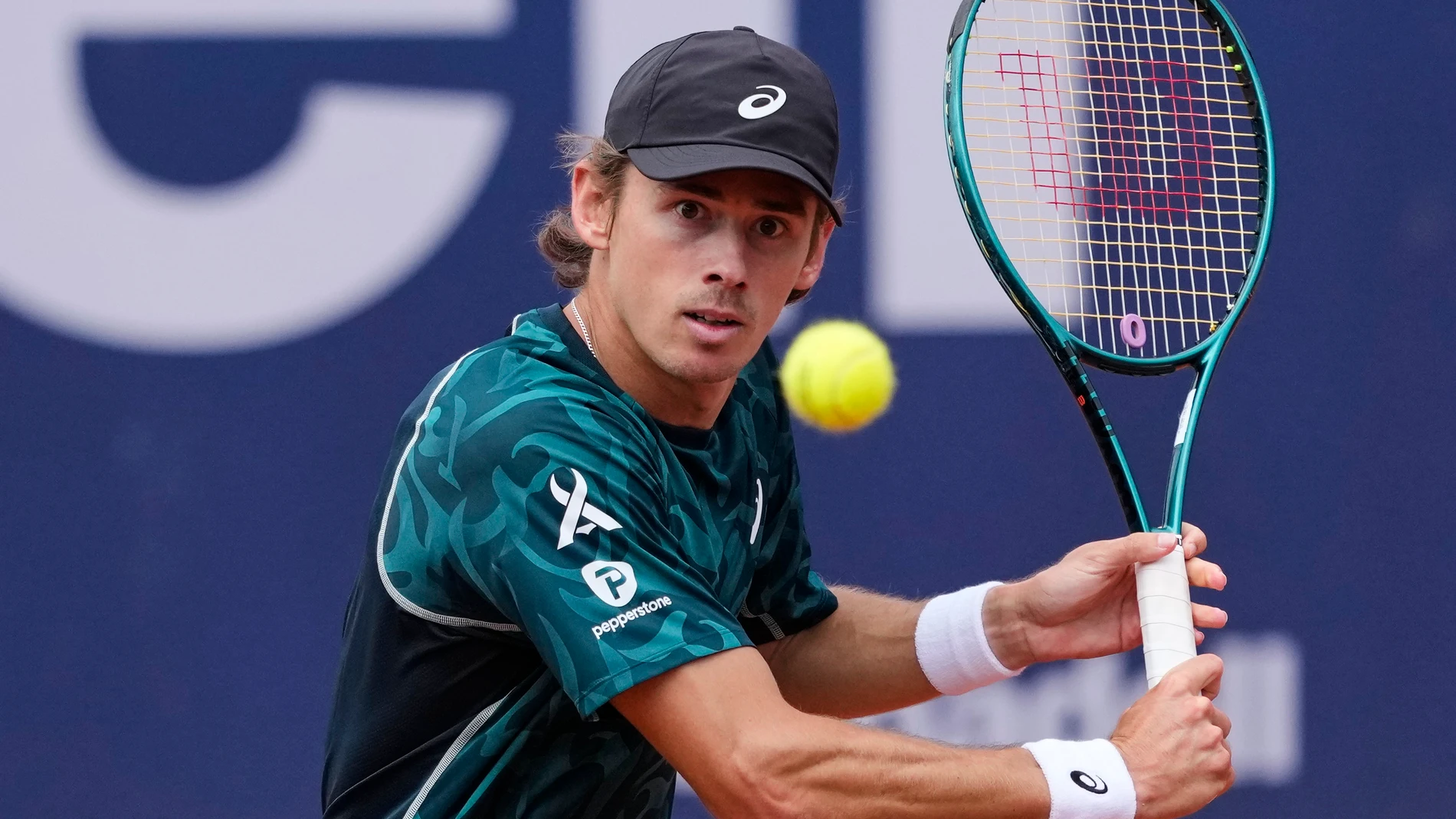 GRAFCAT6853. BARCELONA, 15/04/2025.- El tenista australiano Alex de Miñaur durante su partido de primera ronda contra el tenista argentino Tomás Martín Etcheverry en el Barcelona Open Banc Sabadell. EFE/Alejandro García