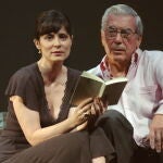  La actriz Aitana Sánchez Gijón junto al escritor hispano-peruano Mario Vargas Llosa hoy durante el pase gráfico de la obra "La verdad de las mentiras"