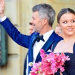 La princesa Isabella de Dinamarca junto a su padre, el Rey Federico X