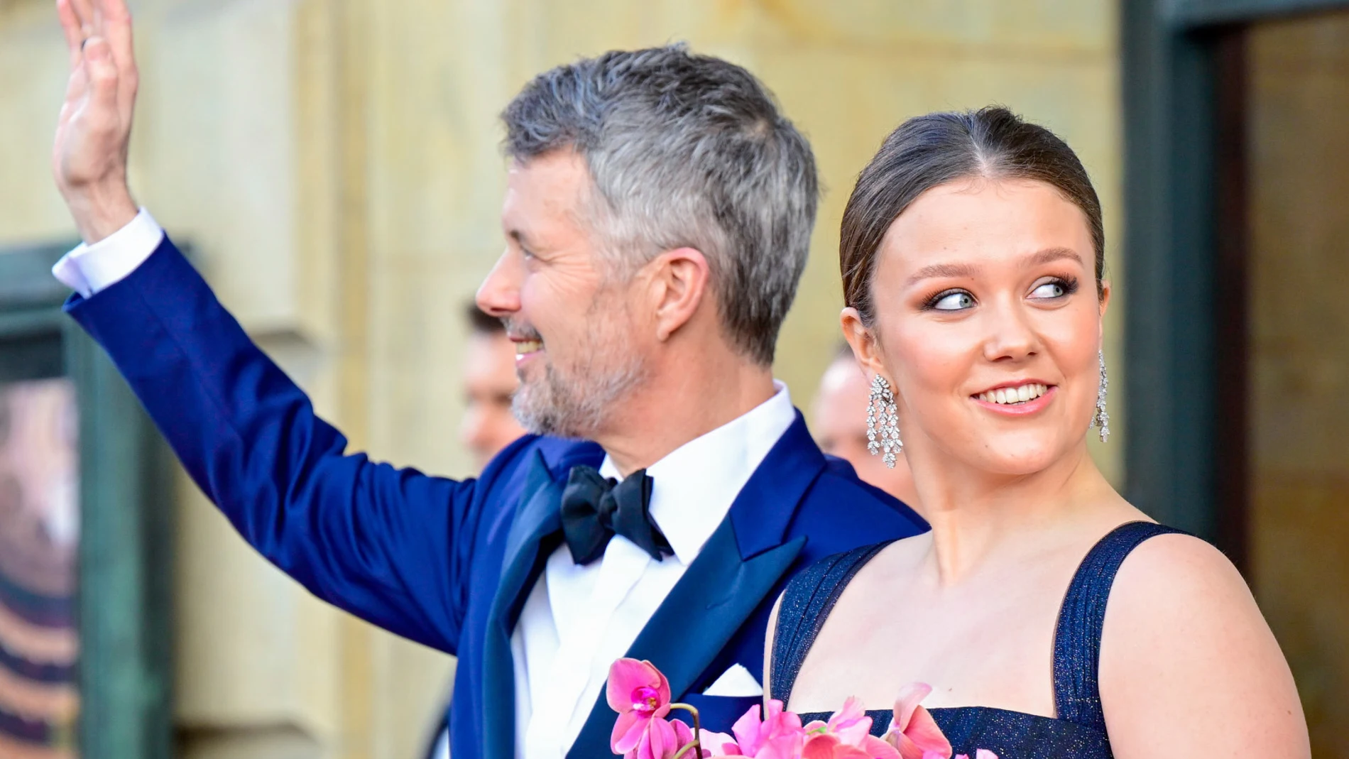 La princesa Isabella de Dinamarca junto a su padre, el Rey Federico X