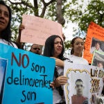 Familias de venezolanos en El Salvador exigen pruebas de vida de sus parientes detenidos