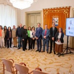 Foto de familia del alcalde de Salamanca, Carlos García Carbayo, con el presidente de la Asociación de Escuelas de Español de Castilla y León, Miguel Ángel Benito, tras firmar el acuerdo
