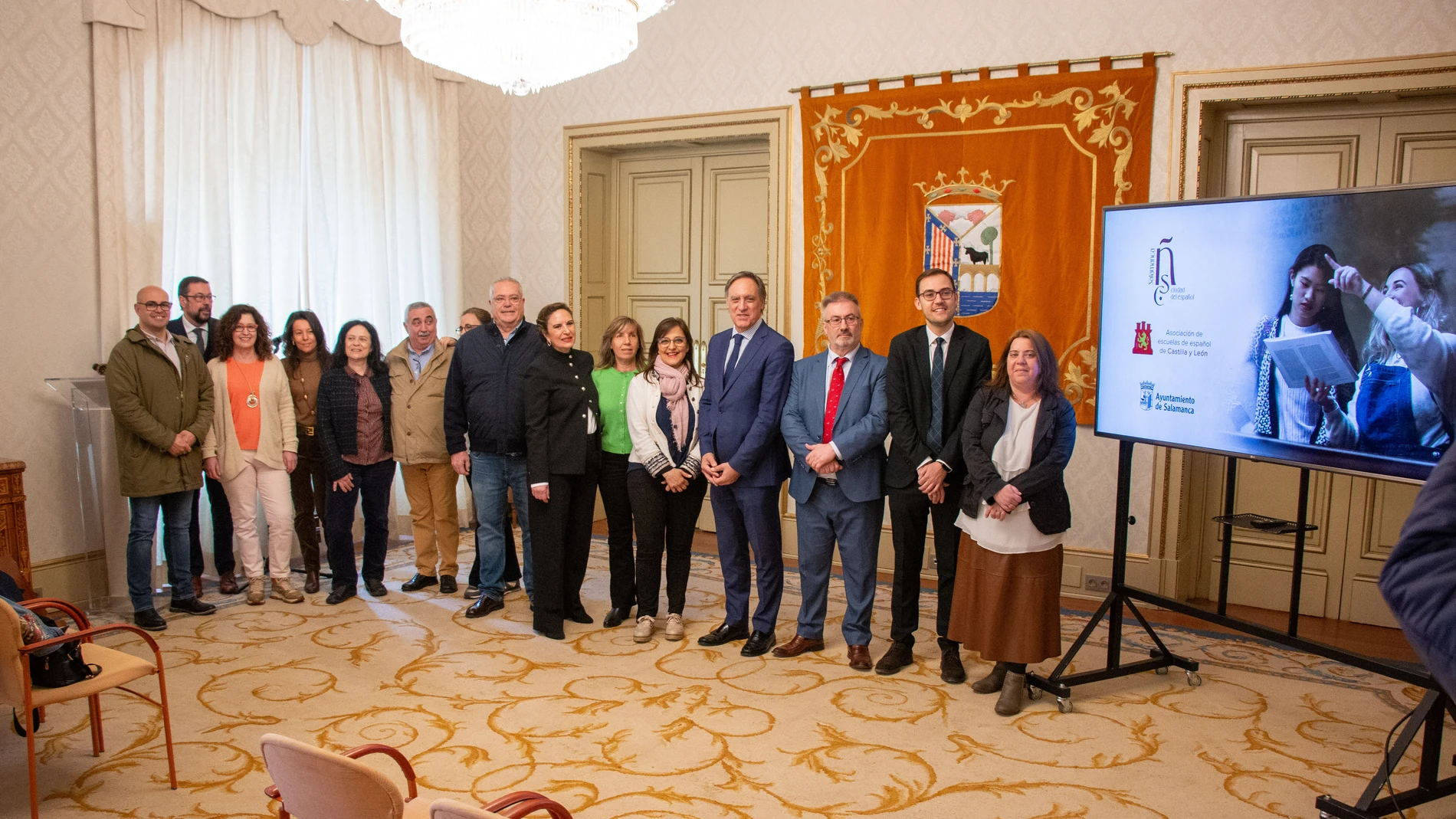 Foto de familia del alcalde de Salamanca, Carlos García Carbayo, con el presidente de la Asociación de Escuelas de Español de Castilla y León, Miguel Ángel Benito, tras firmar el acuerdo