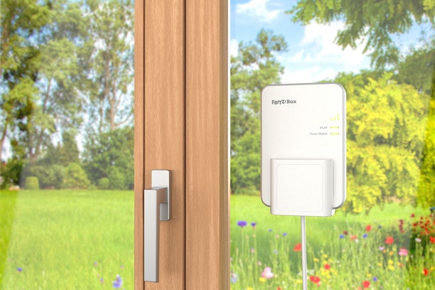 El router colocado en una ventana, así recibe mejor cobertura