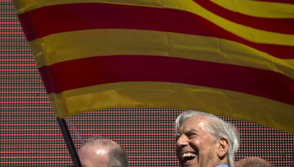 Mario Vargas Llosa en un mitin de Sociedad Civil Catalana en Barcelona en 2017